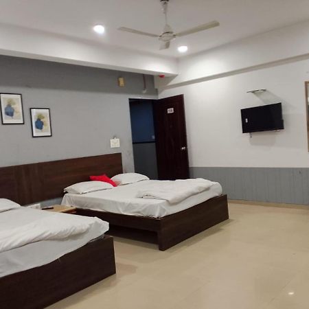 Infinity Rooms & Banquet Surat Bagian luar foto