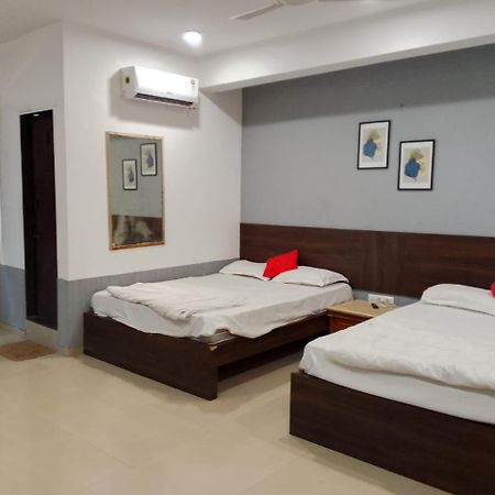 Infinity Rooms & Banquet Surat Bagian luar foto