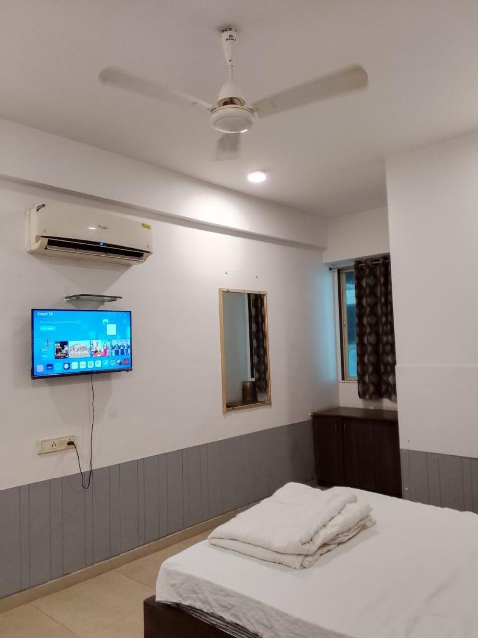 Infinity Rooms & Banquet Surat Bagian luar foto