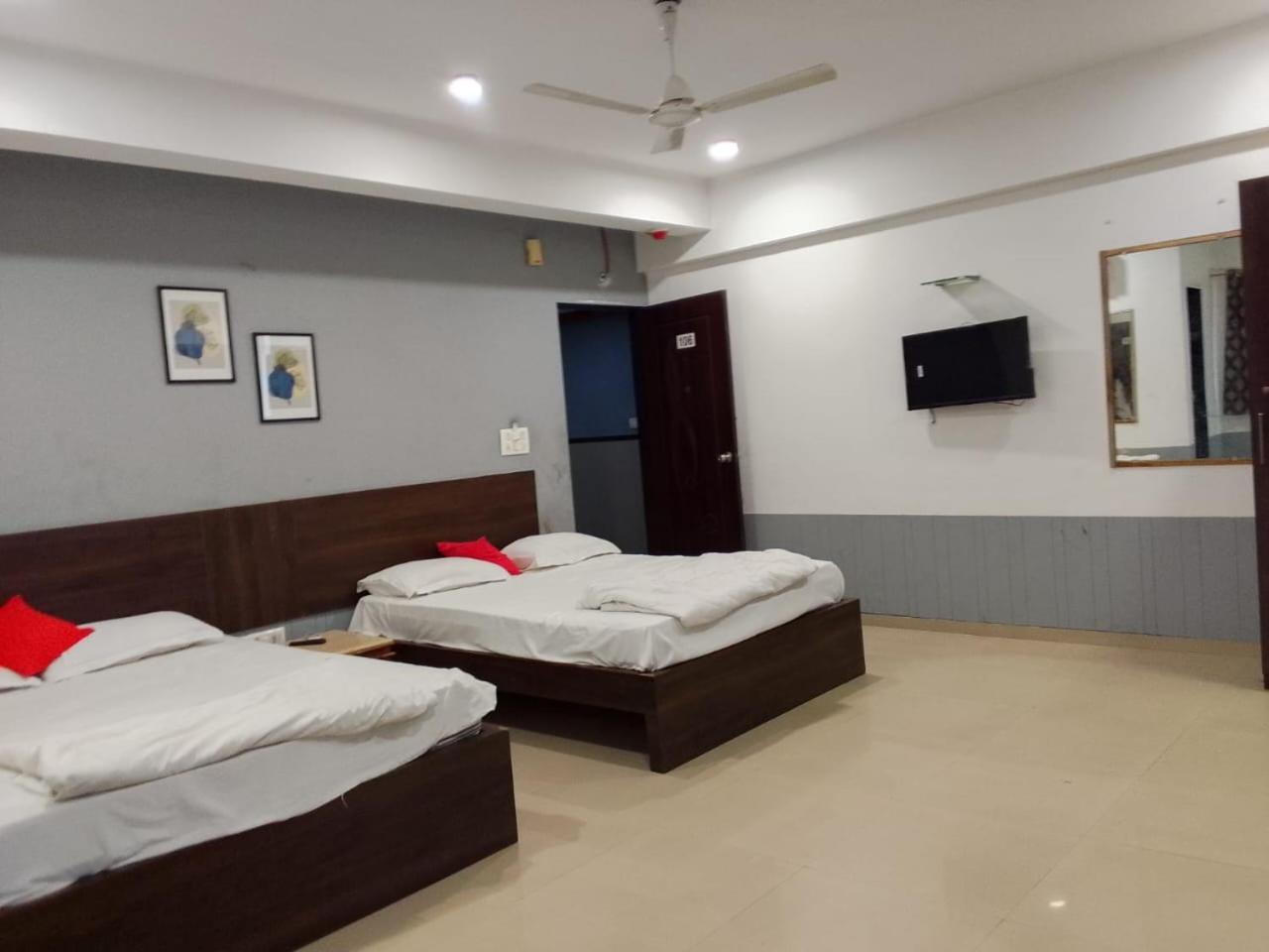 Infinity Rooms & Banquet Surat Bagian luar foto