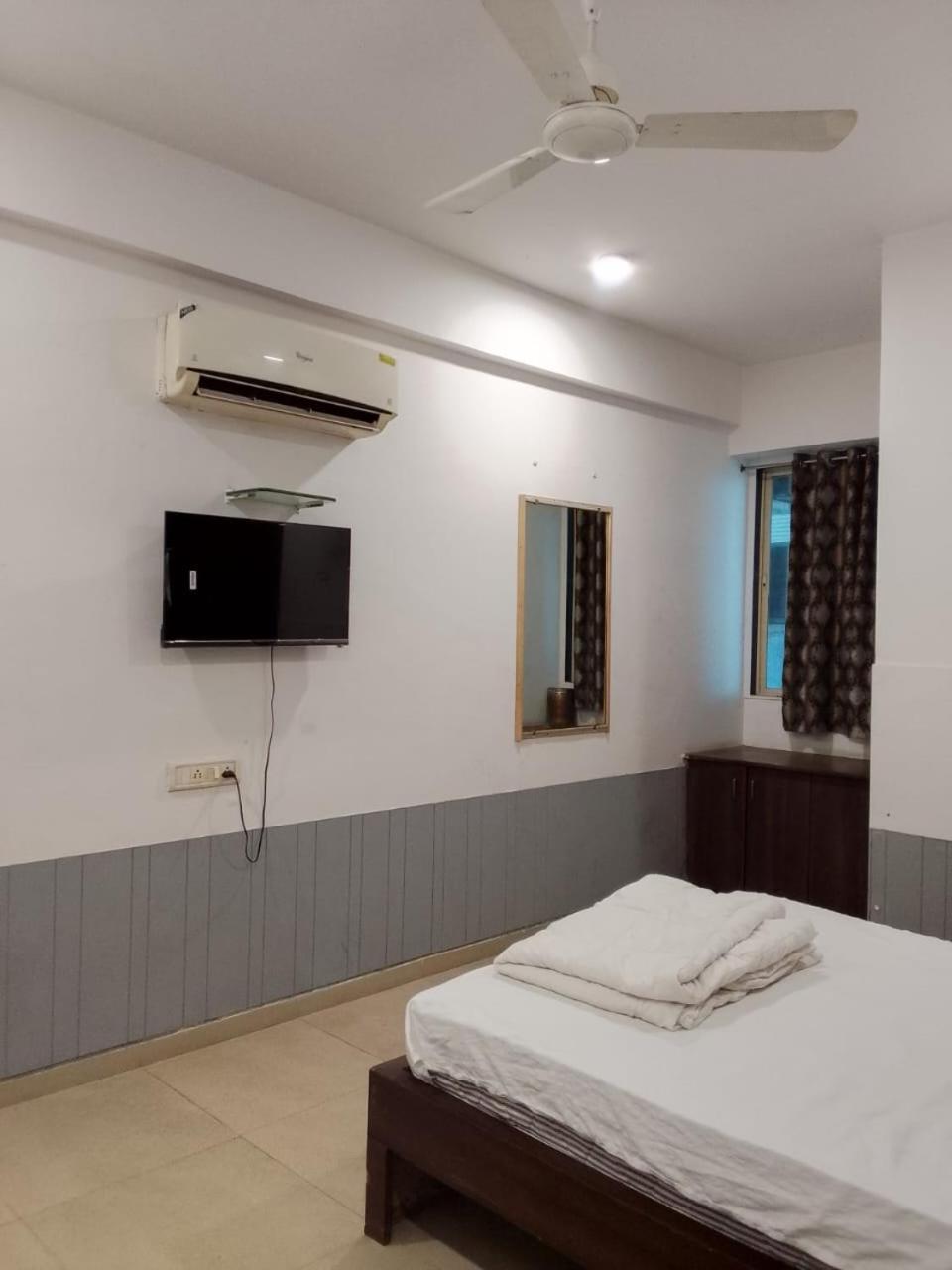 Infinity Rooms & Banquet Surat Bagian luar foto