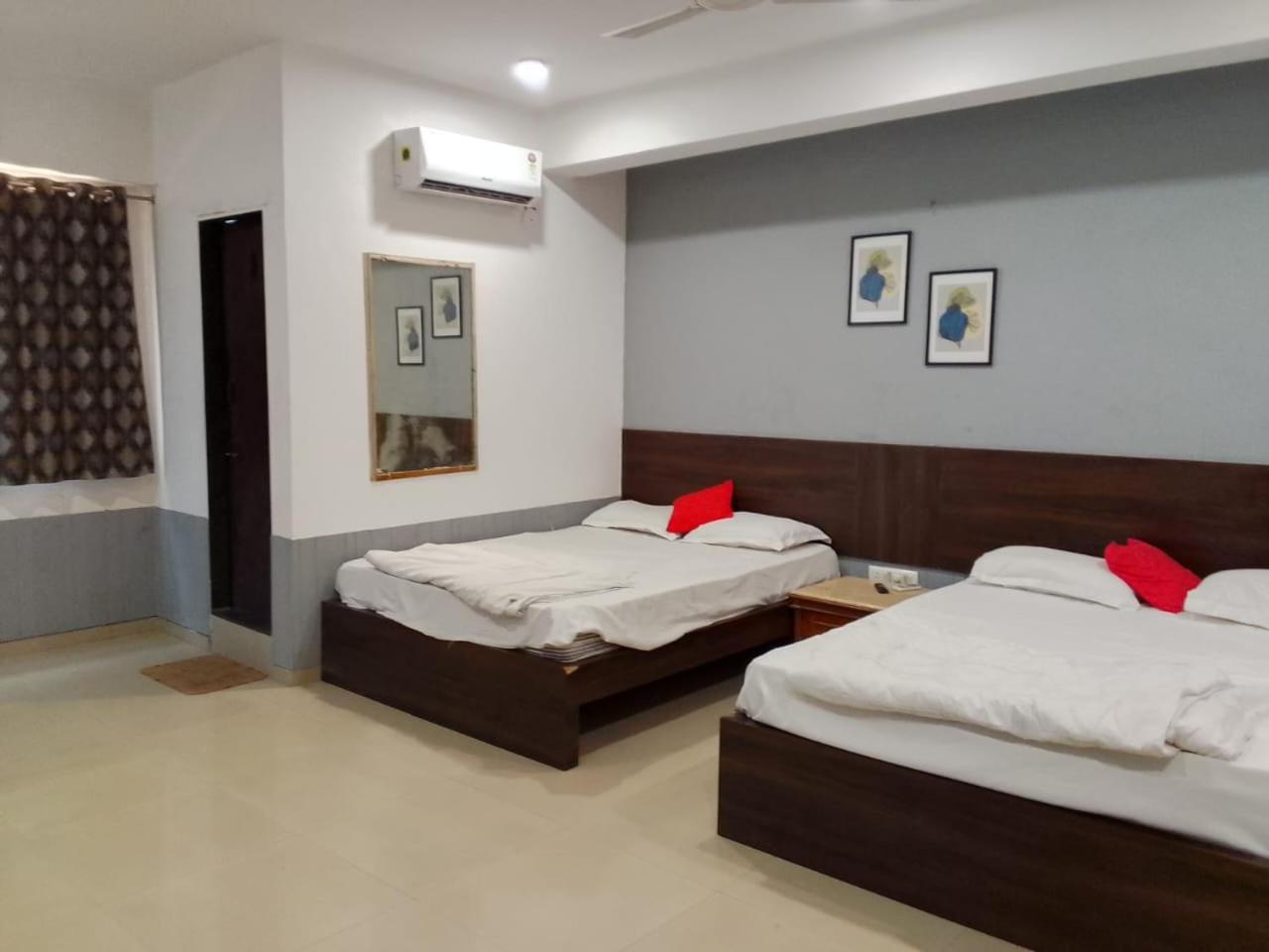Infinity Rooms & Banquet Surat Bagian luar foto