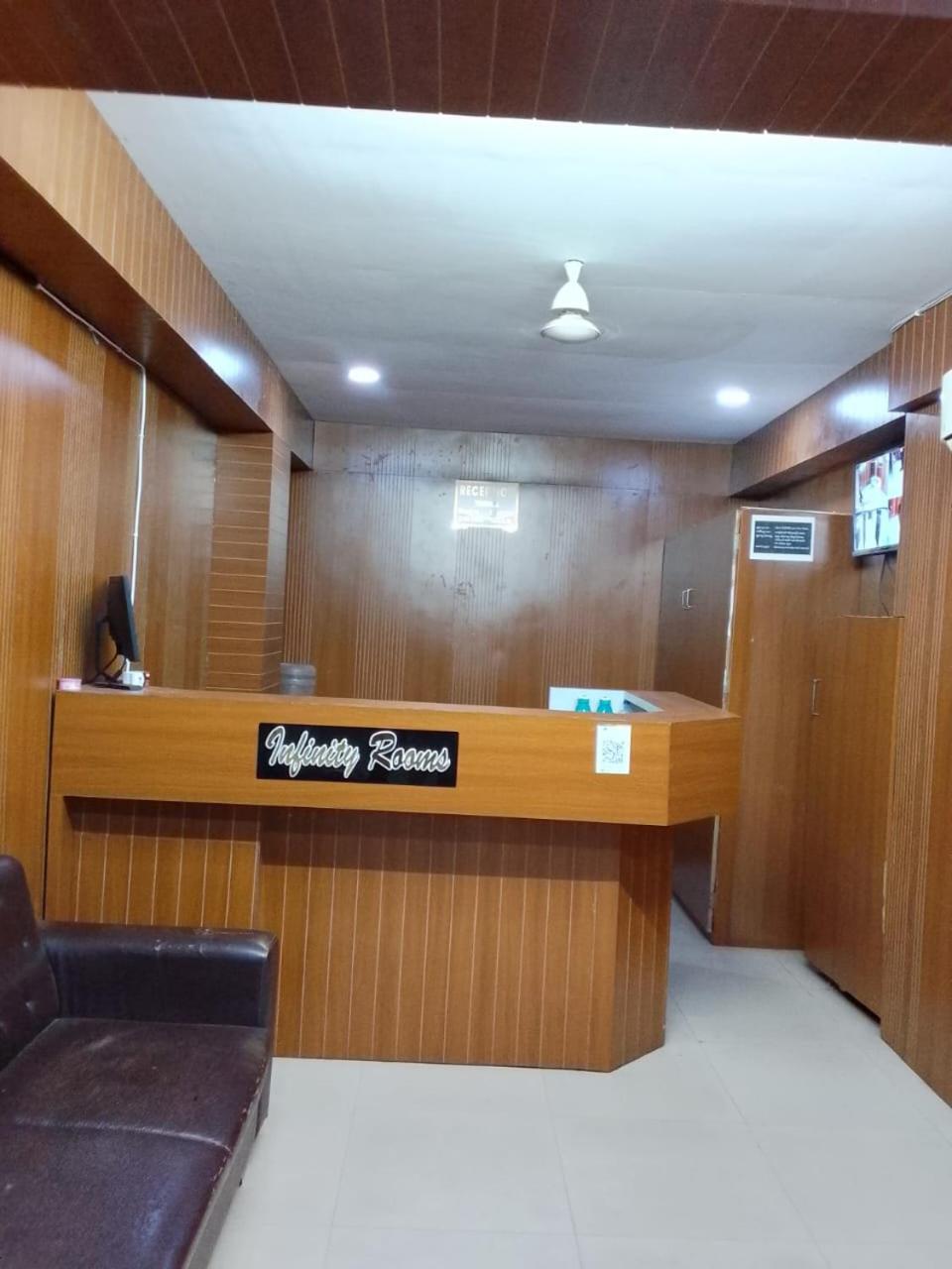 Infinity Rooms & Banquet Surat Bagian luar foto