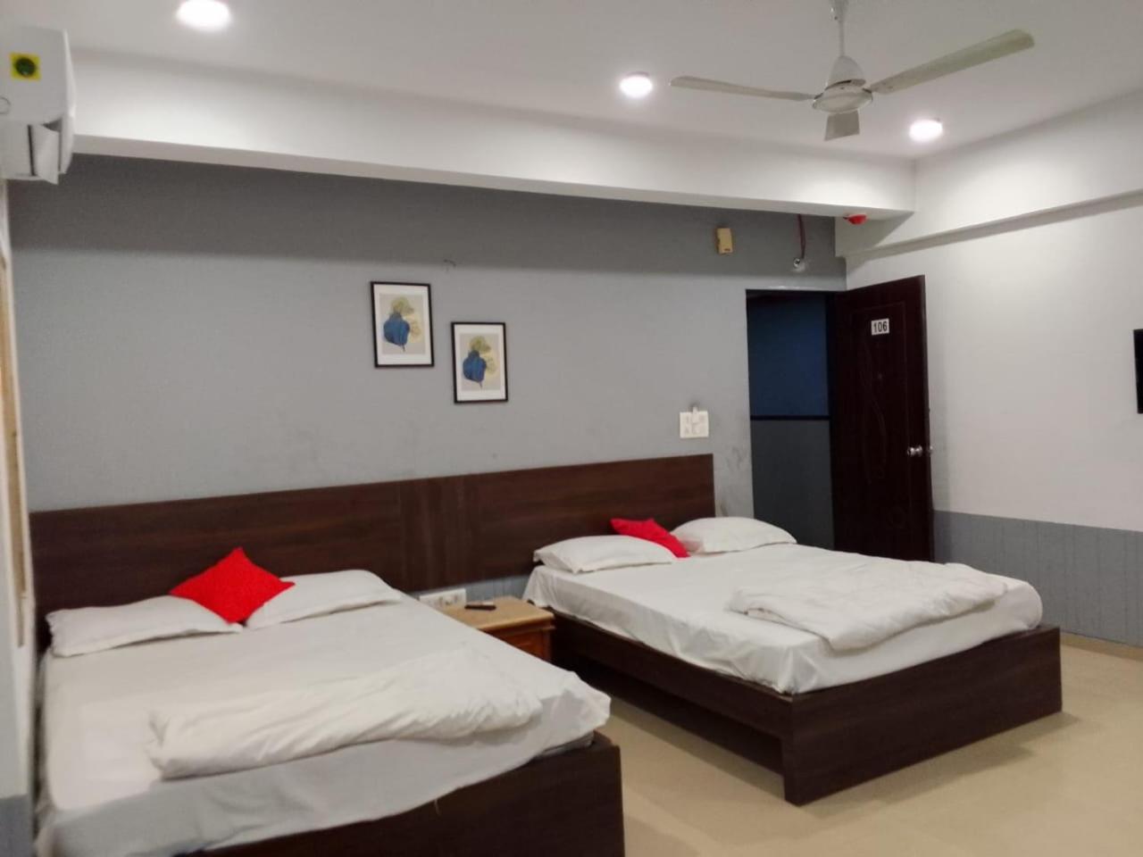 Infinity Rooms & Banquet Surat Bagian luar foto