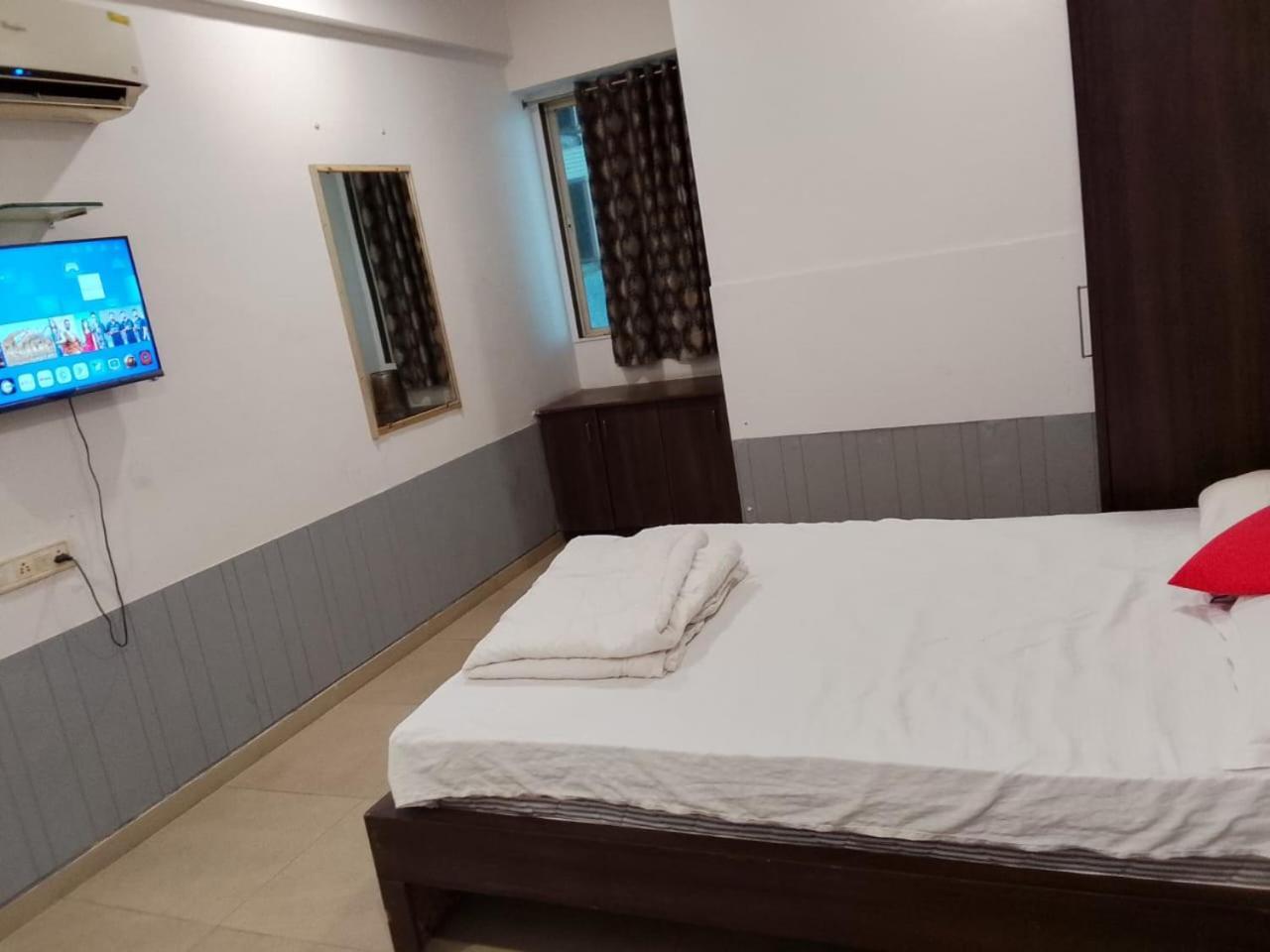 Infinity Rooms & Banquet Surat Bagian luar foto